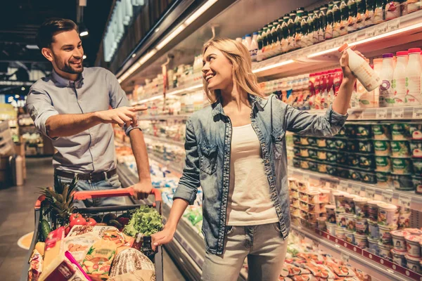 Coppia al supermercato — Foto Stock