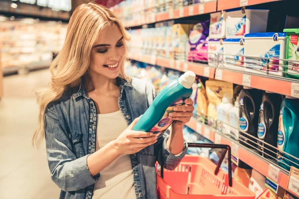 Woman at the supermarket — Stock Photo, Image