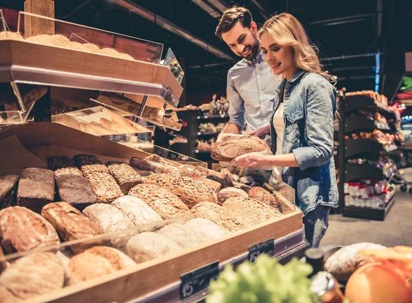 Coppia al supermercato — Foto Stock