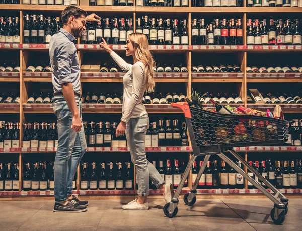 Paar im Supermarkt — Stockfoto