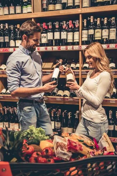 Pareja en el supermercado — Foto de Stock