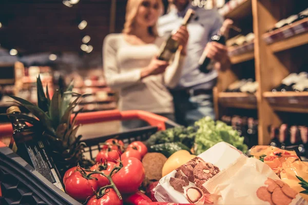 Par i supermarkedet – stockfoto