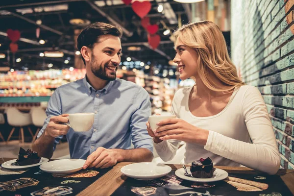 Pareja bebiendo café — Foto de Stock