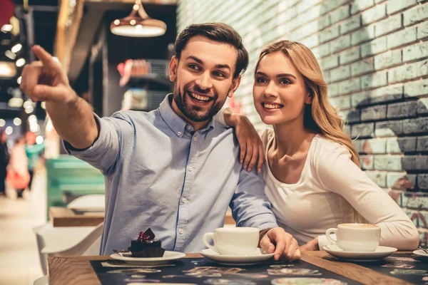 Pareja bebiendo café — Foto de Stock