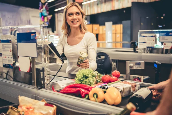 Жінка-працівник в супермаркеті — стокове фото
