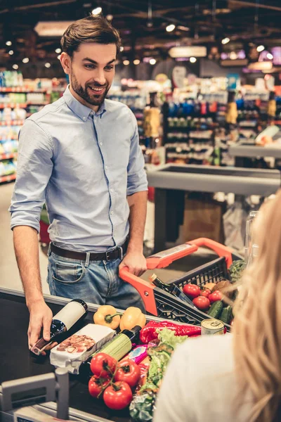 Homem no supermercado — Fotografia de Stock