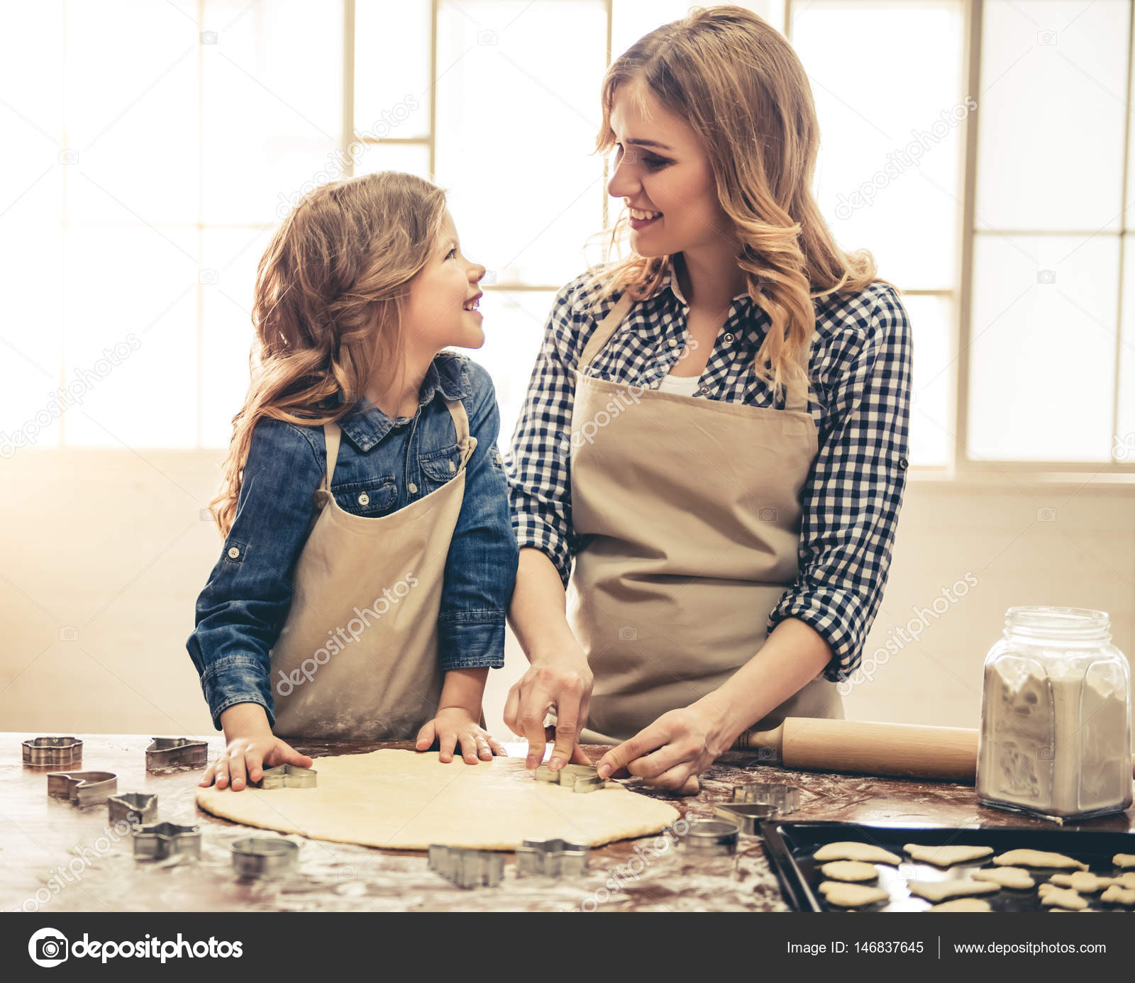 Mom and daughter baking — Stock Photo © 146837645