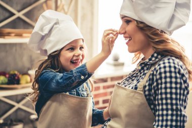 Anne ve kızı pişirme