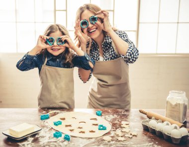 Anne ve kızı pişirme