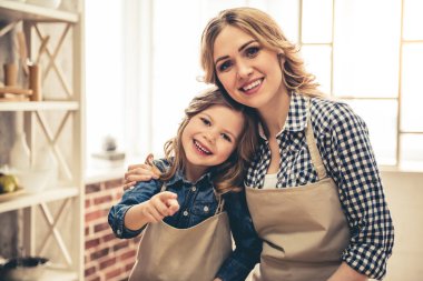 Anne ve kızı pişirme