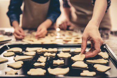 Anne ve kızı pişirme