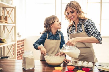 Anne ve kızı pişirme