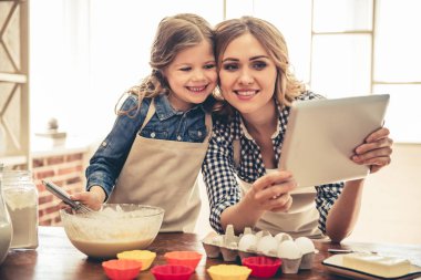 Anne ve kızı pişirme