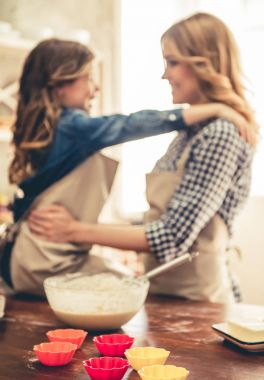 Anne ve kızı pişirme