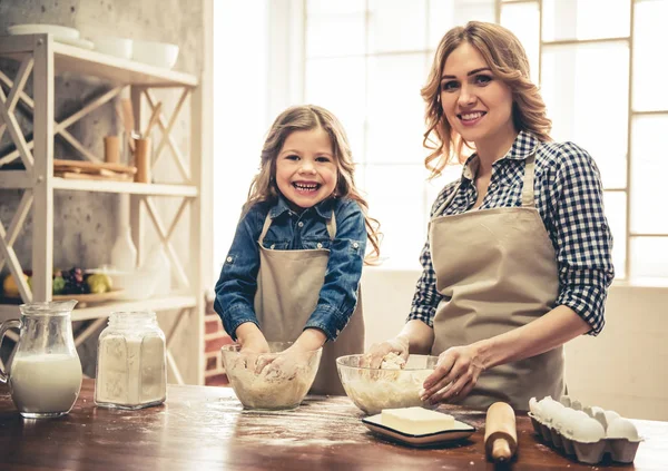 Mamma och dotter bakning — Stockfoto