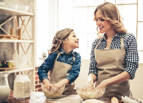 Mamma och dotter bakning — Stockfoto