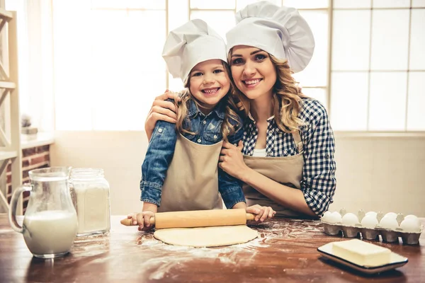 Mamá y su hija hornear — Foto de Stock