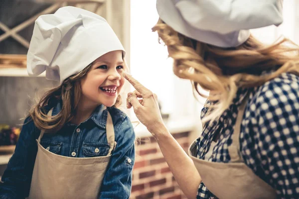 Mom and daughter baking — Stock Photo, Image
