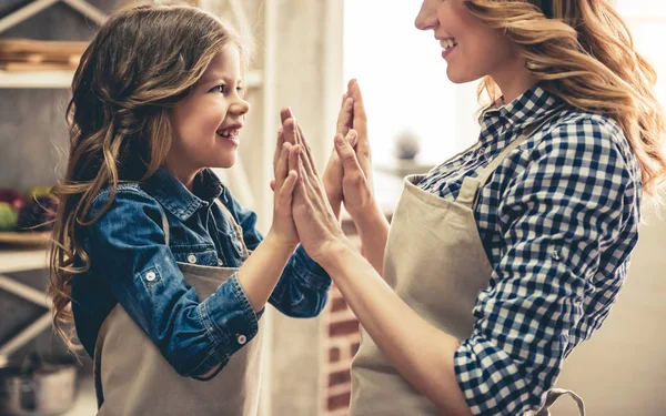 Mamá y su hija hornear — Foto de Stock