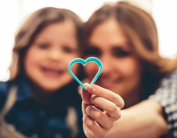 Mutter und Tochter backen — Stockfoto