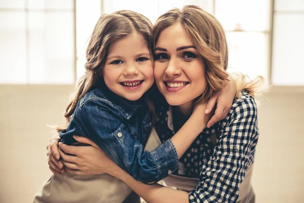 Moeder en dochter bakken — Stockfoto