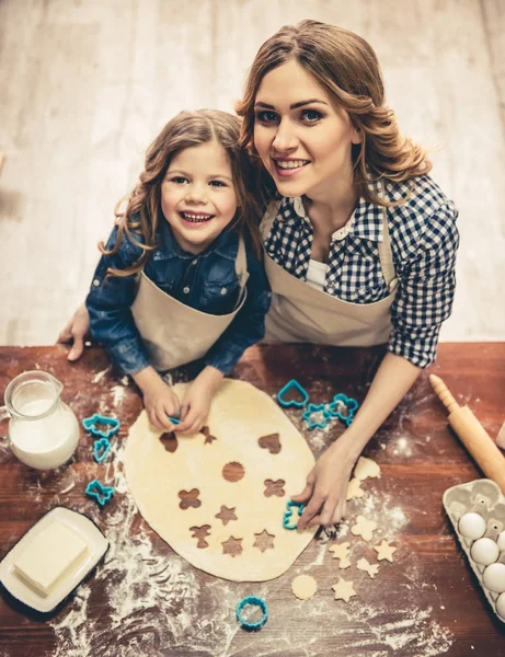 Mamá y su hija hornear — Foto de Stock