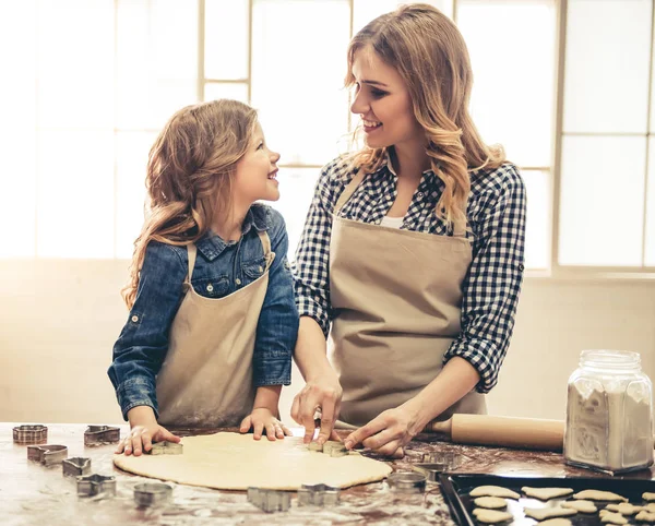 Anya és lánya, sütés — Stock Fotó