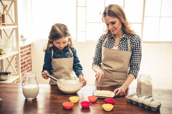 Мама і дочка випічки — стокове фото