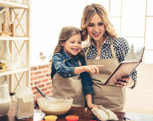 Anne ve kızı pişirme — Stok fotoğraf