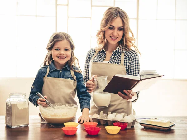 Anne ve kızı pişirme