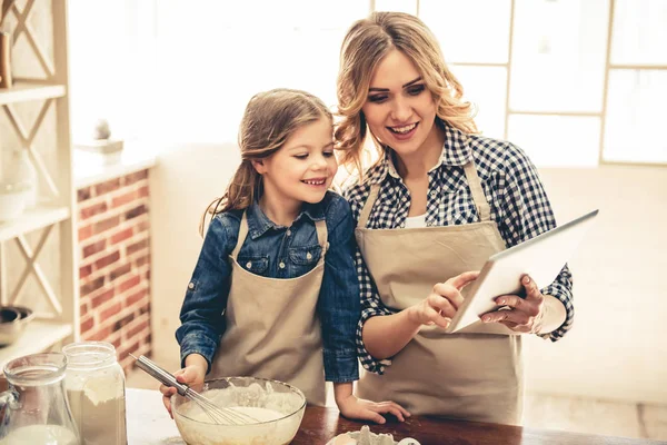 Mamma och dotter bakning — Stockfoto