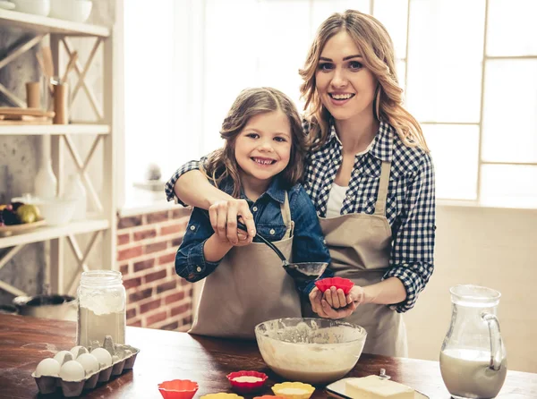 Anya és lánya, sütés — Stock Fotó