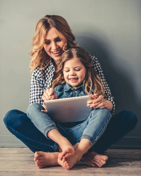 Mamá y su hija — Foto de Stock