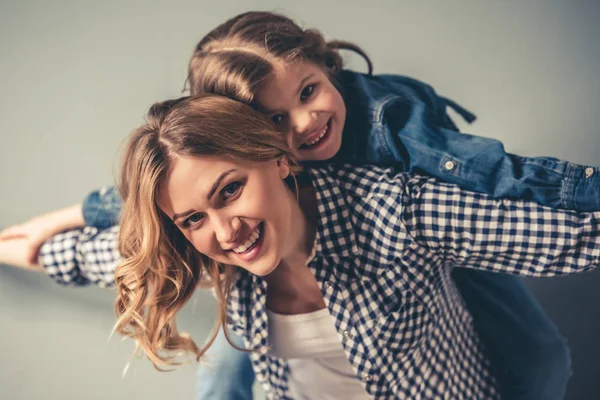 Mamá y su hija — Foto de Stock