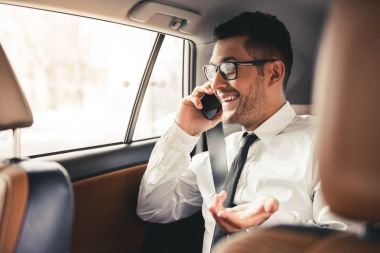 Arabada yakışıklı işadamı