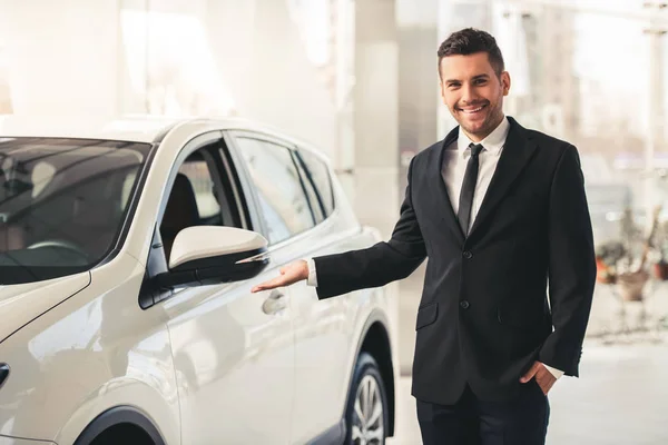 Visiting car dealership — Stock Photo, Image