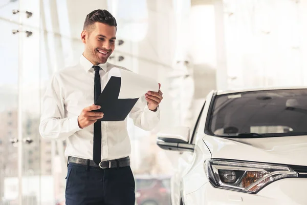 Besuch im Autohaus — Stockfoto