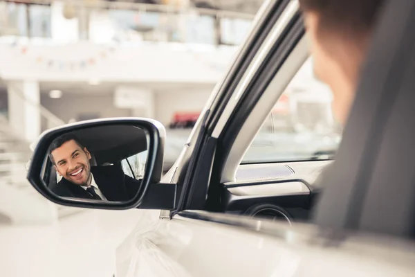 Visitar concesionario de automóviles — Foto de Stock