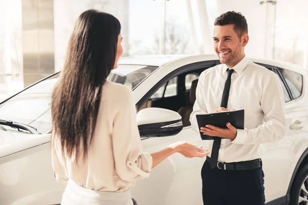 Bezoeken van autodealer — Stockfoto