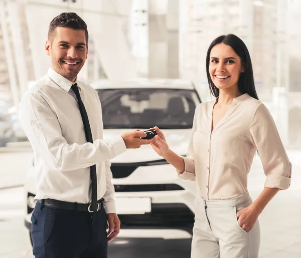 Bezoeken van autodealer — Stockfoto