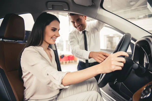 Visitar concesionario de automóviles — Foto de Stock