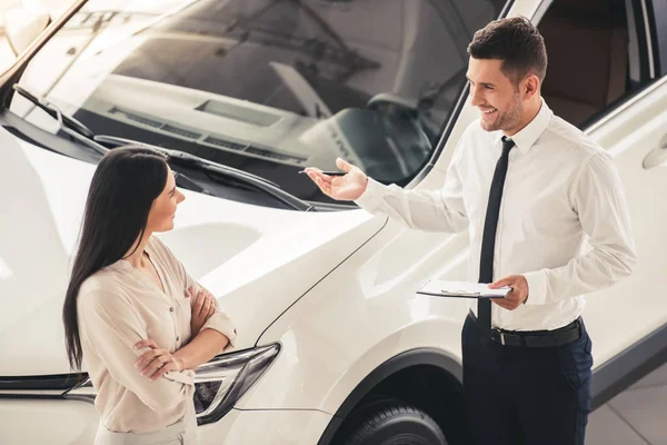 Bezoeken van autodealer — Stockfoto