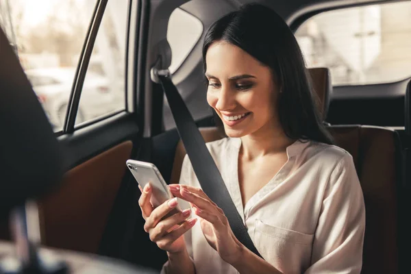 Mulher de negócios no carro — Fotografia de Stock