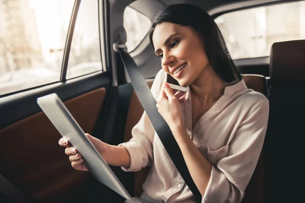 Mulher de negócios no carro — Fotografia de Stock