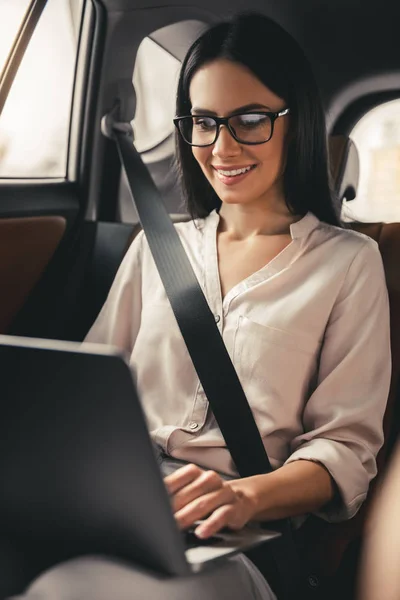 Mujer de negocios en coche — Foto de Stock