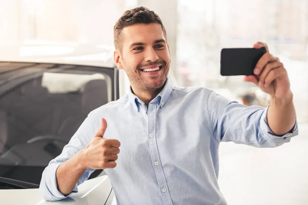 Besuch im Autohaus — Stockfoto