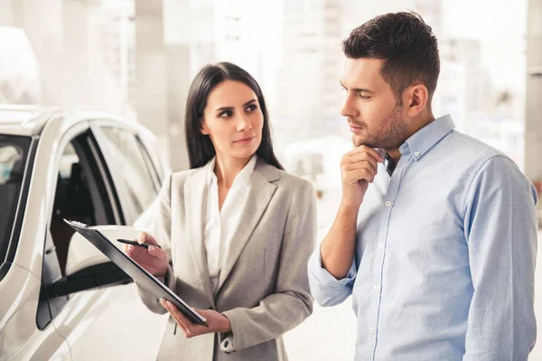 Visiting car dealership — Stock Photo, Image