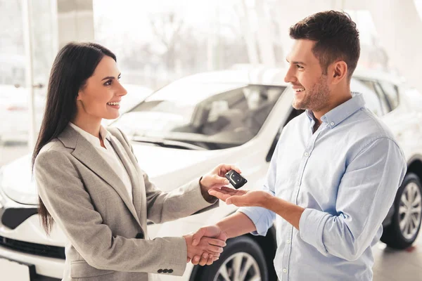 Bezoeken van autodealer — Stockfoto