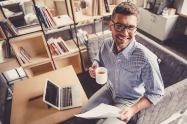 yakışıklı işadamı çalışma