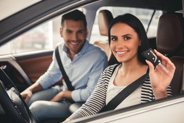 Visitar concesionario de automóviles — Foto de Stock